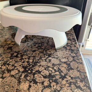 Wilton High and Low Decorating Cake Turntable and Cake Stand Display